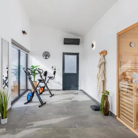 Вилла Elegant With Pool And Sauna *
