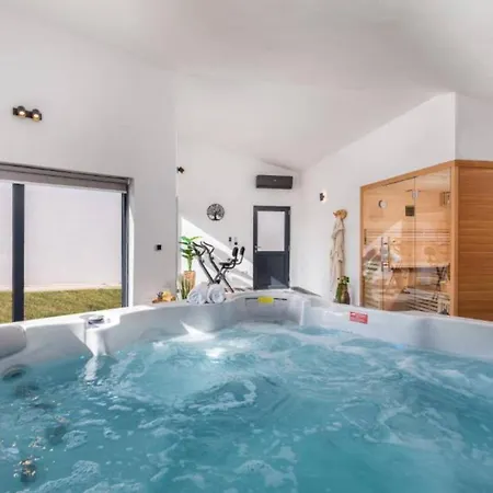 Elegant With Pool And Sauna