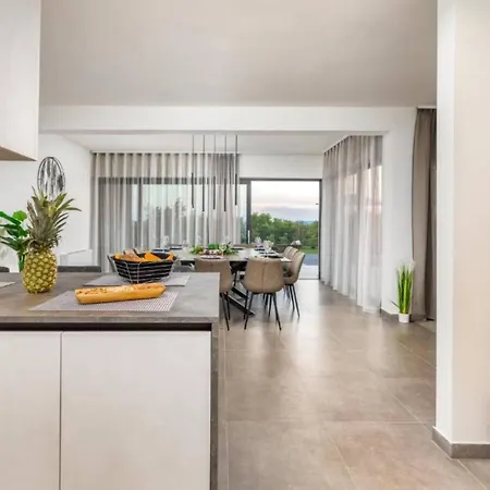 Elegant With Pool And Sauna Raša