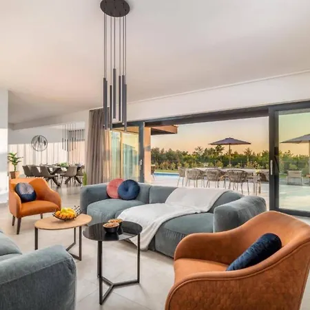 Villa Elegant With Pool And Sauna Raša