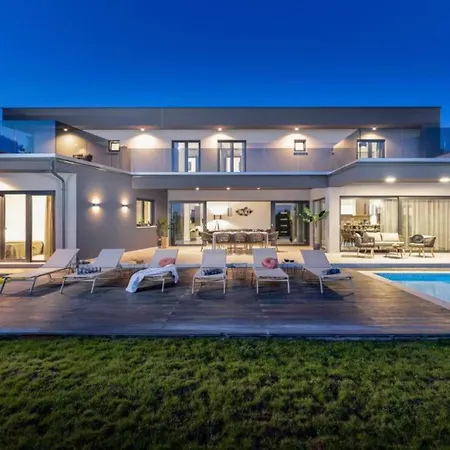 Elegant With Pool And Sauna וילה *