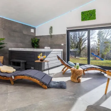 Elegant With Pool And Sauna Raša