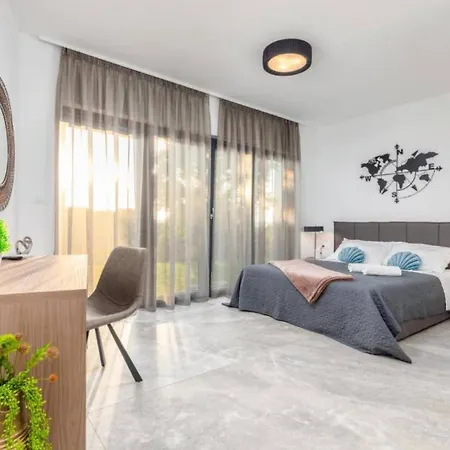 Elegant With Pool And Sauna