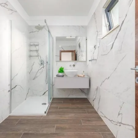 Elegant With Pool And Sauna וילה