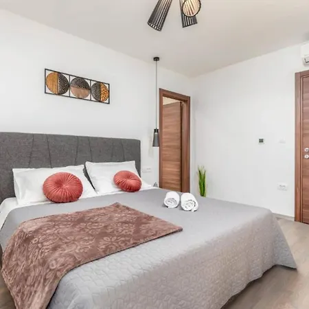 וילה Elegant With Pool And Sauna *