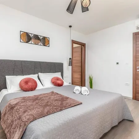 Villa Elegant With Pool And Sauna