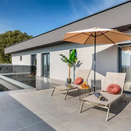 Elegant With Pool And Sauna וילה