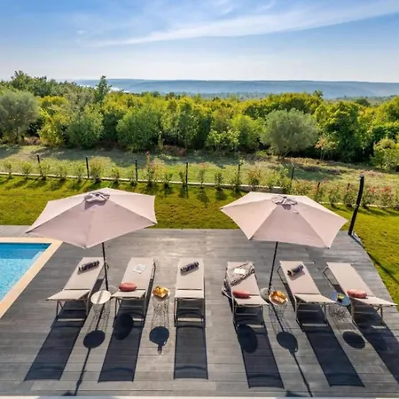 Villa Elegant With Pool And Sauna