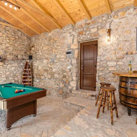 Villa Elegant With Pool And Sauna Raša