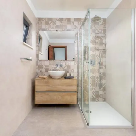 Elegant With Pool And Sauna