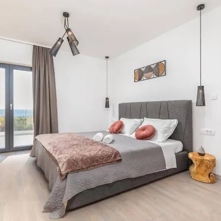 וילה Elegant With Pool And Sauna