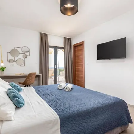 Elegant With Pool And Sauna *