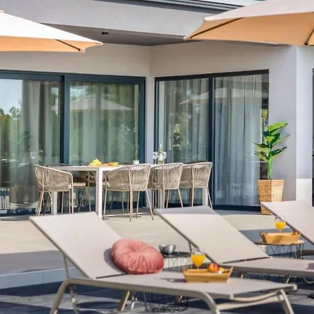 Elegant With Pool And Sauna Raša