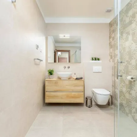 וילה Elegant With Pool And Sauna