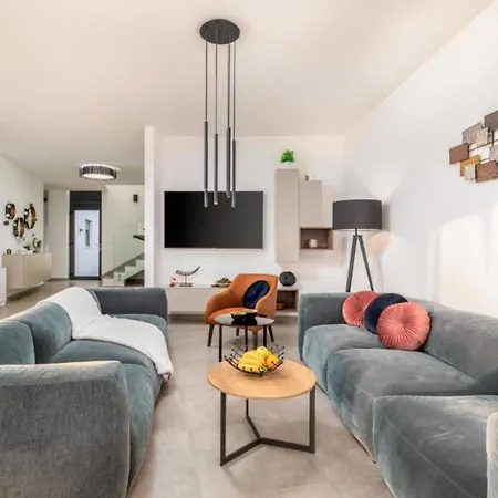 Elegant With Pool And Sauna Raša