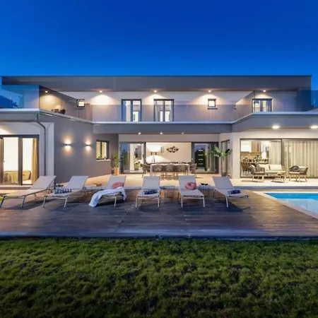 Elegant With Pool And Sauna Raša