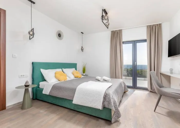 Elegant With Pool And Sauna