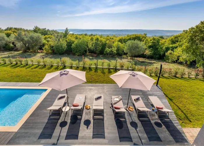 Villa Elegant With Pool And Sauna