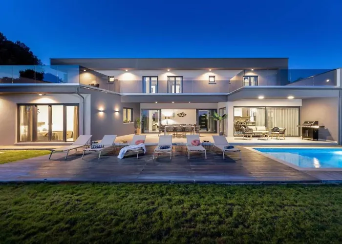 Elegant With Pool And Sauna Raša